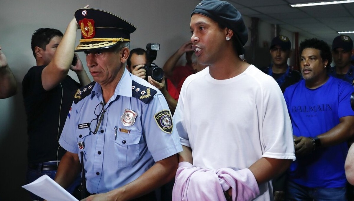 Ronaldinho gặp rắc rối lớn, đối diện nguy cơ vào tù lần hai