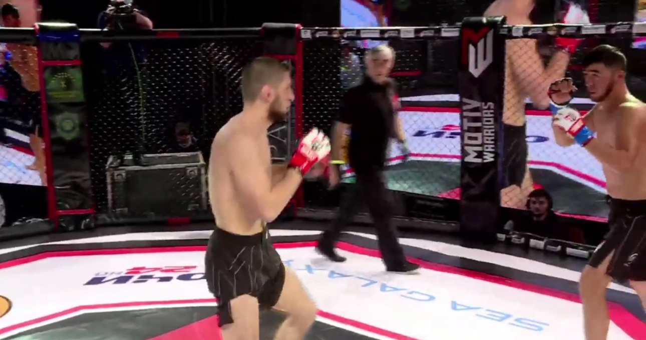 VIDEO: Xuất hiện pha 'knockout của năm' khiến đối thủ nằm sàn sau 17 giây