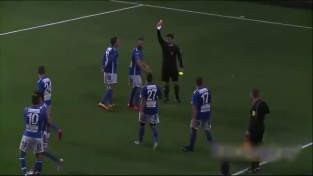 VIDEO: Cầu thủ bị đuổi khỏi sân vì pha ăn mừng 'không giống ai'