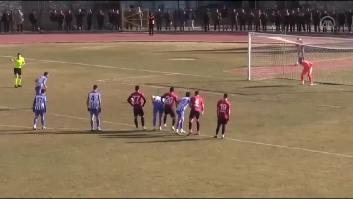 VIDEO: Cản phá penalty xuất thần, thủ môn nhận ngay thẻ đỏ rời sân