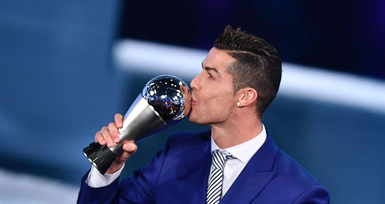 Ronaldo đánh bại Messi và Pele, được vinh danh vĩ đại nhất lịch sử