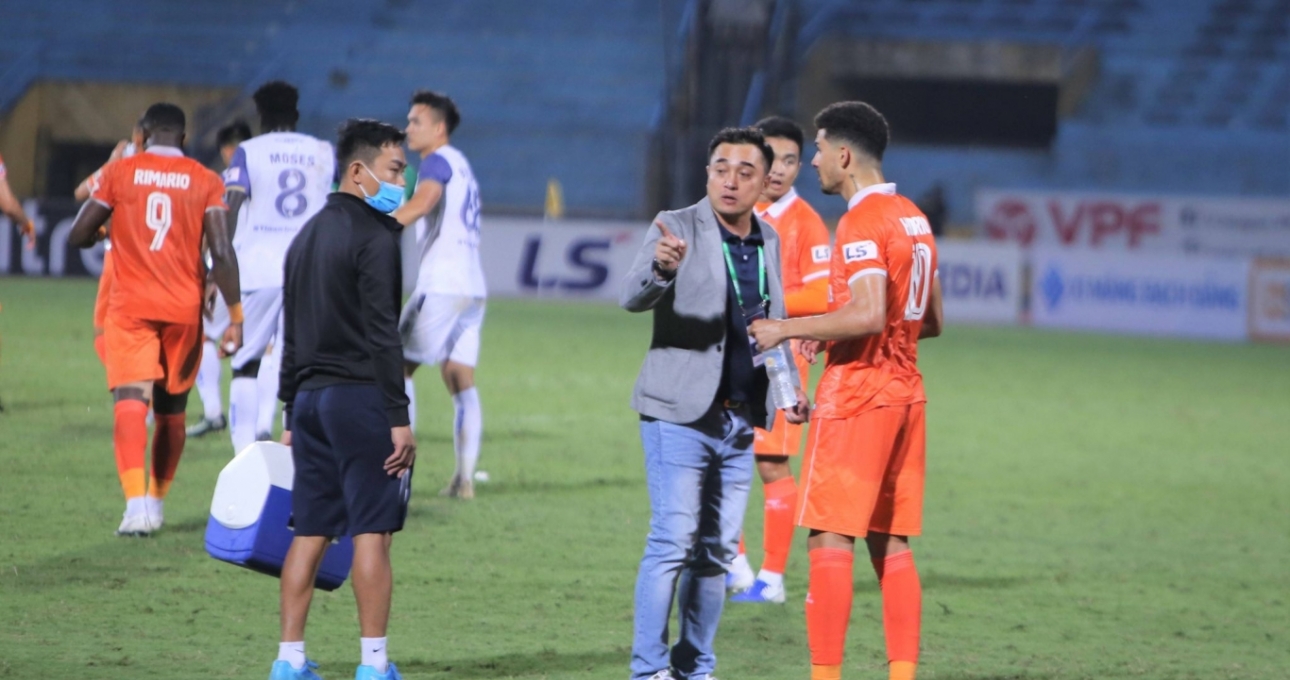 HLV Bình Định chỉ bảo chiến thuật cho cựu cầu thủ Barca