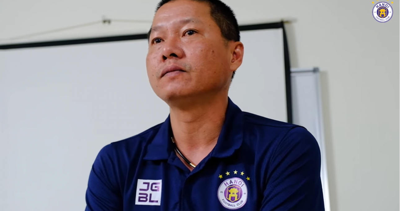 HLV Chu Đình Nghiêm rơm rớm nước mắt trong ngày chia tay CLB Hà Nội