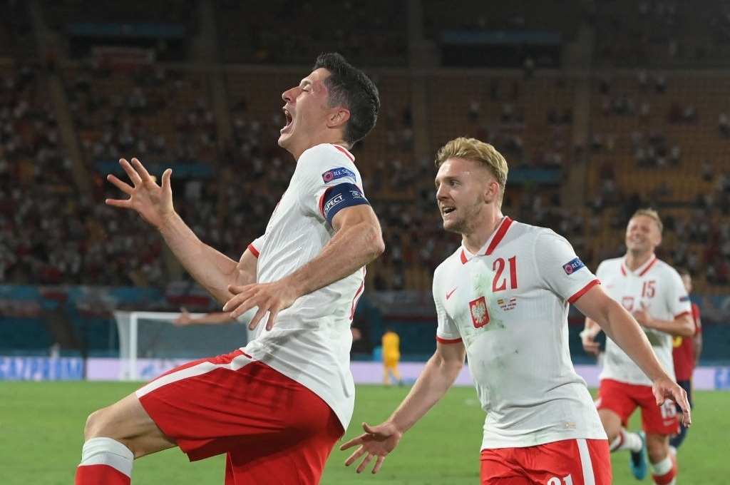 Chấm điểm Tây Ban Nha 1-1 Ba Lan: Tuyệt vời Lewandowski!