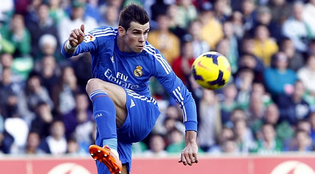Video bóng đá: Bale diễn tuyệt kĩ roulette của Zidane