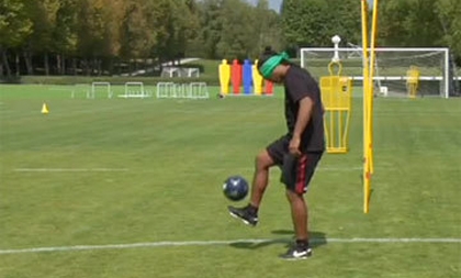 Video: Màn bịt mắt tâng bóng cực đỉnh của Ronaldinho