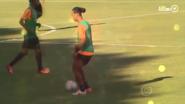 Video bóng đá: Ronaldinho diễn xiếc trên sân tập