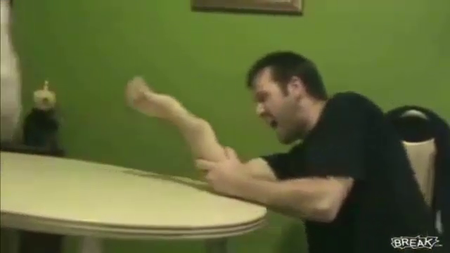 Video: Kinh hoàng gẫy tay khi đang vật tay