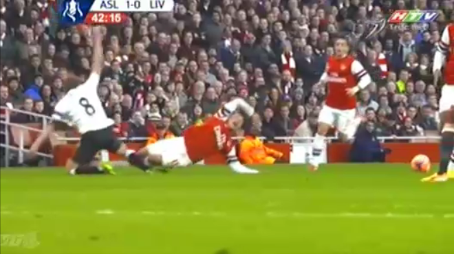 Video bóng đá: Những pha bóng thô bạo trong trận Arsenal-Liverpool
