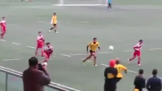 Video bóng đá: Pha gắp bóng như Ronaldinho của cầu thủ 13 tuổi