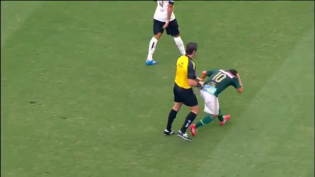 Video bóng đá: Cầu thủ bị đau vì va chạm với trọng tài