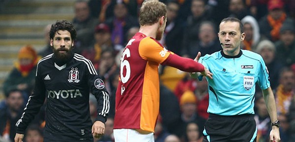 Video bóng đá: Cầu thủ Galatasaray được trọng tài bắt tay cảm ơn vì chơi fair play