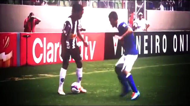 Video bóng đá: Ronaldinho làm động tác giả đối phương không dám vào tranh bóng