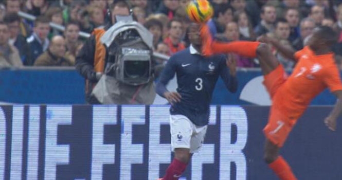 Rùng rợn tình huống Patrice Evra bị đạp thẳng mặt