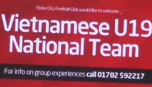 Video bóng đá: U19 VN được CĐV Stoke chào đón nồng nhiệt khi tới sân Britannia