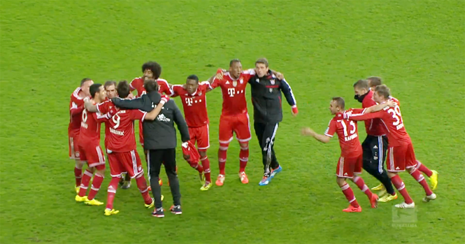 Video bóng đá: Bayern Munich ăn mừng chức vô địch vô tiền khoáng hậu