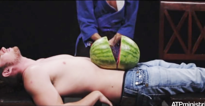 Video võ thuật: Thót tim với màn bổ dưa trên bụng bằng kiếm Nhật