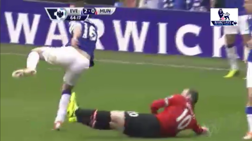Video bóng đá: Tình huống vào bóng thô bạo của Rooney