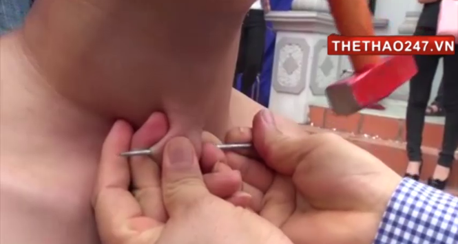 Video võ thuật: Võ sư Việt đóng đinh qua yết hầu kéo xe ô tô