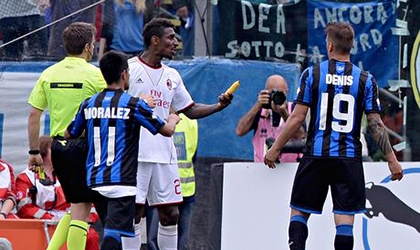Cầu thủ AC Milan bị CĐV Atalanta ném chuối