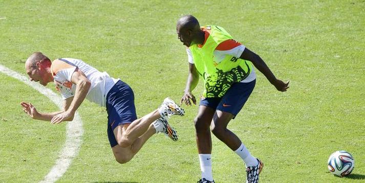 ĐT Hà Lan lục đục: Robben suýt tẩn đồng đội trẻ ngay trên sân tập