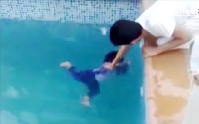 VIDEO cách dạy trẻ em tập bơi gây sốc của dân Ả Rập