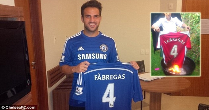 Fan Arsenal tức giận đốt áo đấu của Cesc Fabregas