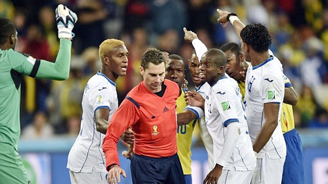 Video World Cup 2014: Những sai lầm tệ hại của trọng tài (Honduras vs Ecuador)