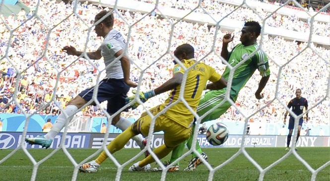 VIDEO: Pha đá phản lưới nhà khiến hậu vệ Nigeria tuyên bố giải nghệ