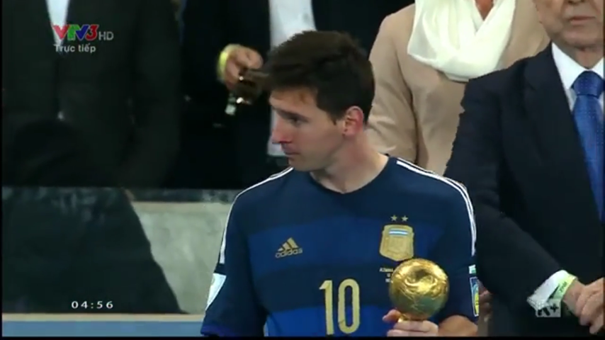 VIDEO: Messi buồn bã nhận Quả bóng vàng World Cup 2014