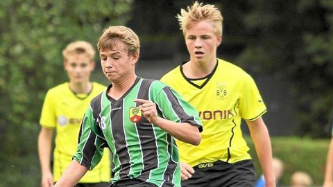 Bayern Munich ký hợp đồng với em trai Gotze