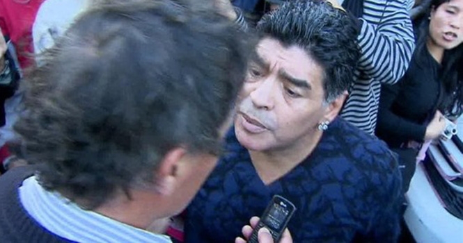 Maradona lại dính scandal chửi rủa và tát vào mặt phóng viên