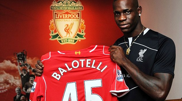 Vì sao Balotelli thích mặc áo số 45?