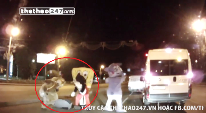 VIDEO: Đoàn xiếc Chuột Mickey bất ngờ dừng xe tấn công đối phương sau va quệt