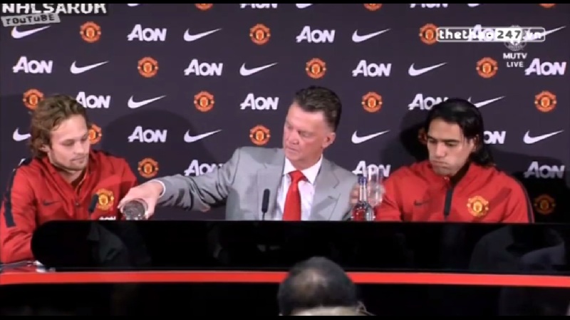 VIDEO: Van Gaal 'đon đả' rót nước mời Daley và Falcao trước cuộc họp báo