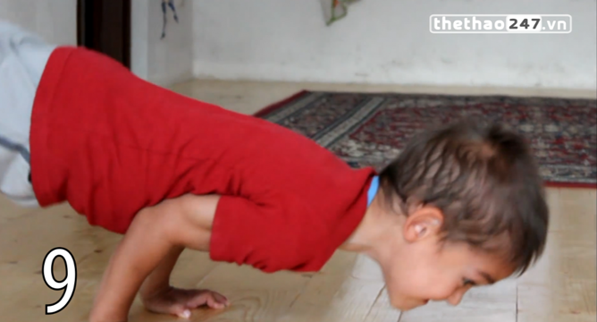VIDEO: Màn hít đất khó tin của cậu bé 5 tuổi
