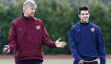 HLV Wenger tố học trò cũ Fabregas nói dối