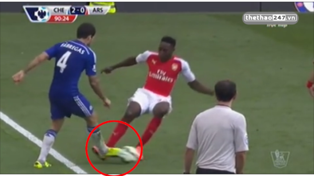 VIDEO: Tình huống vào bóng triệt hạ của Welbeck vs Fabregas