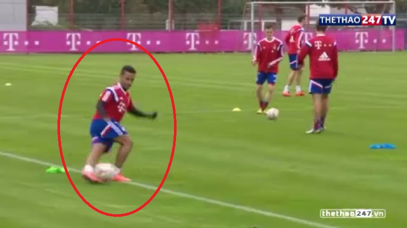 VIDEO: Sao trẻ Bayern khiến đồng đội 'lác mắt' với màn diễn xiếc với bóng