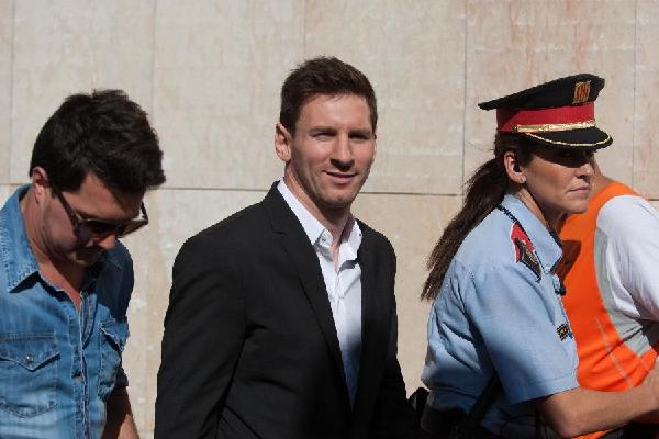 Cha đẻ Lionel Messi nhận hết tội danh trốn thuế