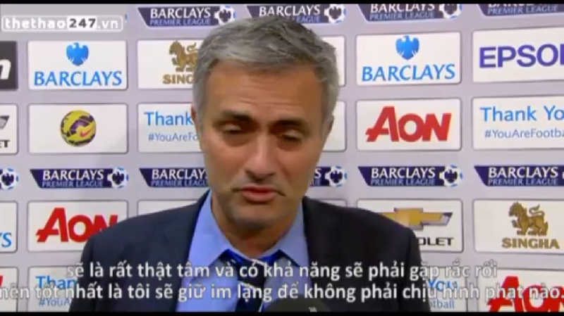 VIDEO: Mourinho hậm hực nhưng không dám lên tiếng vì sợ gặp rắc rối