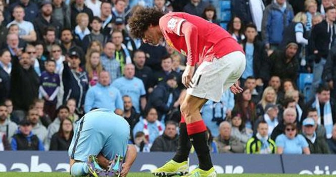 Đã có kết luận vụ Fellaini 'phun mưa' vào Aguero