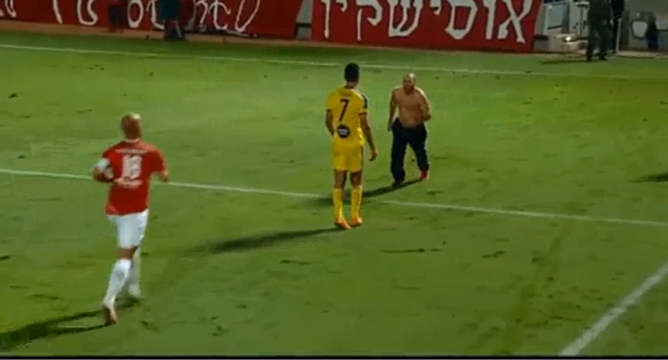 VIDEO: Fan cuồng vào sân phá phách, trận derby Tel Aviv phải hủy