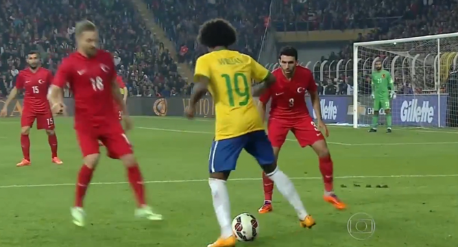 VIDEO: Willian biến hai hậu vệ Thổ Nhĩ Kỳ thành khán giả bất đắc dĩ