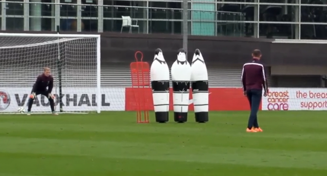 Video: Pha đá phạt của Rooney khiến Joe Hart chôn chân trên sân tập