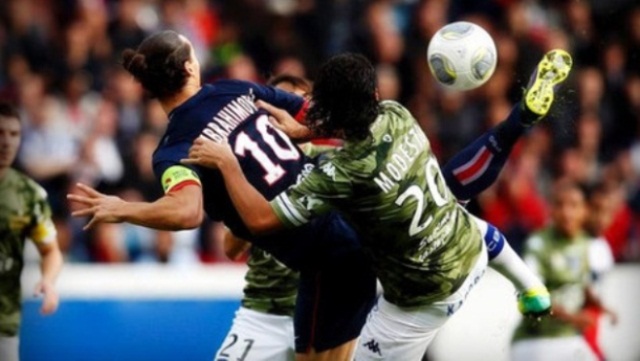 VIDEO: Siêu phẩm đánh gót kiểu bọ cạp của Zlatan Ibrahimovic