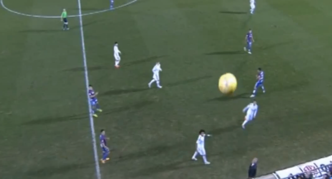 VIDEO: Ramos phá bóng, tiện thể phá luôn camera tivi trên sân