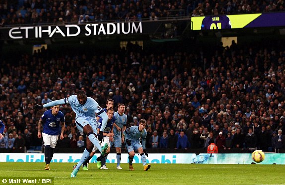 VIDEO: Cú penalty gây tranh cãi mà ManCity được hưởng trước Everton