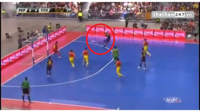 VIDEO: Xem Gerard Pique hóa siêu nhân trên sân Futsal