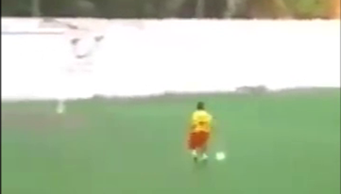 VIDEO: Cầu thủ mím môi mím lợi sút bóng lên trời trước khung thành trống
